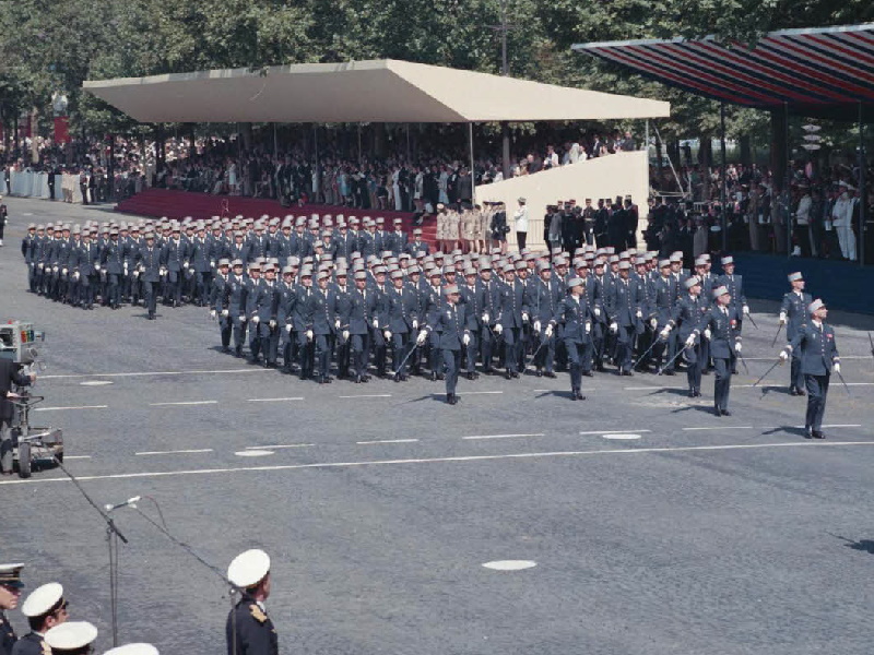 3_F 71-308 RC143.jpg - L'ÉMIA promotion 1970-1971 « général Kœnig », devant la tribune des officiels.